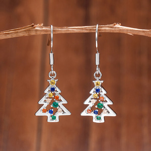 Boucles d'oreilles colorées en forme d'arbre de Noël pour femmes, style féerique festif, boucles d'oreilles cadeau pour fête de Noël - Product Image 3