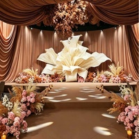 Installation artistique de fleurs géantes en papier de luxe pour la décoration d'événements de mariage, la présentation de décors de scène et le merchandising visuel des centres commerciaux