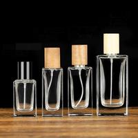 Flacon de parfum en verre transparent bleu plat de 50 ml en gros, 1,7 oz, parfum pour homme, vaporisateur à pompe à sertir de 15 mm, diffuseur de roseaux, MOQ