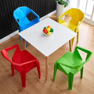 Sedia da pranzo in plastica colorata per caffetteria con schienale economico per la casa di design di personalizzazione della fabbrica di alta qualità nordica