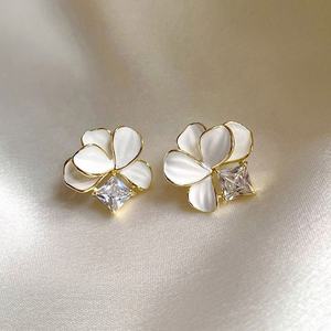 Nouvelles boucles d'oreilles clous en alliage de zinc plaqué or, motif camélia vert et blanc, design pétale rétro élégant pour femme - Product Image 5