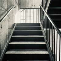 Escalier ouvert haut de gamme Prima avec marches droites en bois pour appartement moderne ou duplex