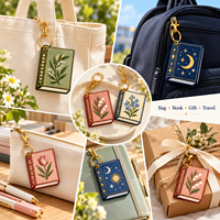 Breloque de sac brodée personnalisée en forme de livre, motif floral, lune et étoile, pour sacs à main, sacs à dos, sacs fourre-tout, cadeaux pour les amoureux des livres