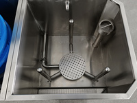 Hoog rendement fruit- en groentewas- en ontwateringsmachine, continu werkend voor de verwerking van saladegroenten.
