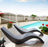 Chaise longue confortable en rotin pour patio, transat de piscine extérieur, chaise inclinable de jardin pour la plage