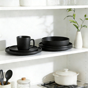 Lot de 16 pièces de vaisselle en céramique à <span class=keywords><strong>motif</strong></span> uni, comprenant tasses, 4 assiettes noires et bols, design classique, résistant aux rayures, compatible lave-vaisselle - Product Image 3
