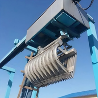 Machine de nettoyage de déchets flottants de type grappin hydraulique mobile sur rail pour réservoir de centrale hydroélectrique
