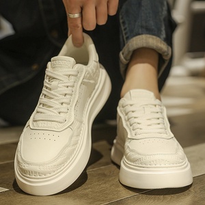 Baskets blanches à lacets pour hommes, style européen et britannique, à semelle épaisse, respirantes, fines, antidérapantes, tendance printemps - Product Image 3