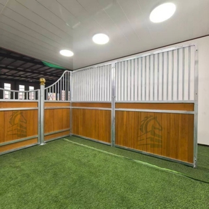 ประตูที่มั่นคงภายนอกแบบพกพาอุปกรณ์กล่องม้าโลหะสำเร็จรูปแบบหรูหราปรับแต่งได้ตามต้องการสำหรับการดูแลม้า - Product Image 5