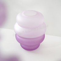 Vase à fleurs de table en verre borosilicate fait main, style Art déco, glaçure pigmentée, vert, rayures verticales, forme irrégulière, nouveau