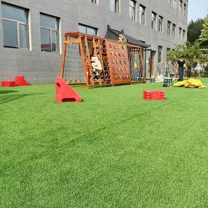 10mm sinh thái thân thiện <span class=keywords><strong>PE</strong></span> cỏ nhân tạo Turf mô phỏng thảm cỏ cho ban công mẫu giáo trang trí màu xanh lá cây nhựa Padding - Product Image 5