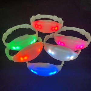 Braccialetti LED Natalizi Lampeggianti con Telecomando Wireless, Batteria Inclusa, Cambio Colore RGB per Feste/Festival/Concerti/Eventi - Product Image 1