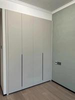 Armoire moderne en bois massif Solution de rangement intemporelle pour chambre à coucher ou couloir Mobilier de maison DIY durable et peu encombrant