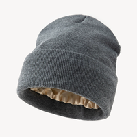 Grosir desain baru kustom Logo akrilik Satin berjajar rajut musim dingin sutra hangat Satin berjajar topi Beanie untuk pria dan wanita