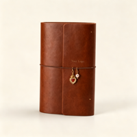 Carnet de voyage vintage portable en cuir PU rechargeable avec breloques décoratives et fermeture élastique pour journal de voyage ou cadeau