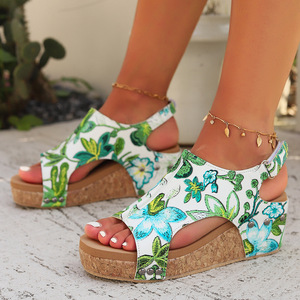 Talla grande 2024 verano nuevo estilo flor cuña tacón boca de pez fondo grueso remache sandalias para mujer - Product Image 4