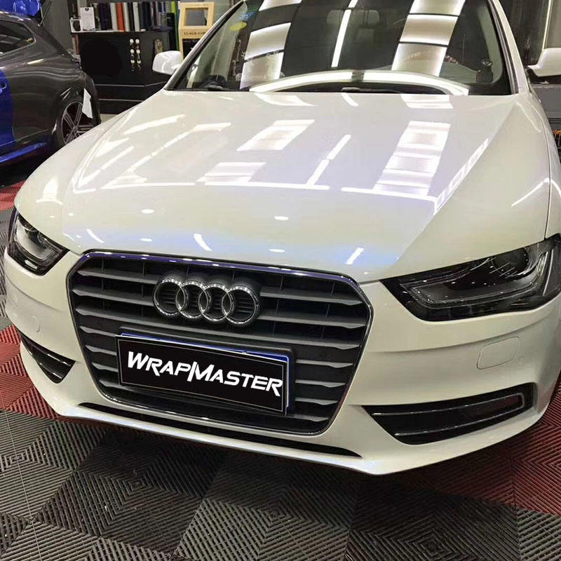 มันวาวสีขาวเป็นสีน้ำเงิน