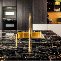 Table à manger en granit noir naturel YDSTONE Luxury Cosmic Gold avec plateau en granit noir et veines dorées, piédestal sculptural pour villa