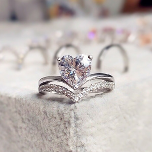 Anello Elegante a Forma di Cuore con Corona per Donne - Product Image 4