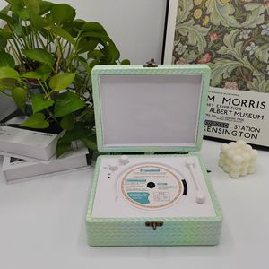 Reproductor de CD con Estuche de Cuero PU Estilo Álbum Retro, Dispositivo de Audio Portátil con Disco Óptico para Escuchar en Casa y como Regalo Navideño - Product Image 5