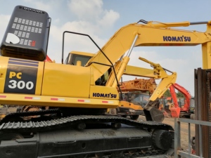 Excavatrice Komatsu PC300-7 d'origine japonaise avec moteur SAA6D114E, chenilles et rouleaux légèrement usés, compartiment moteur propre et bien entretenu. - Product Image 2