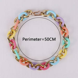 قلادة جديدة ذات أشكال هندسية بألوان مبهجة قلادات على شكل حبل قلادة أكريليك للنساء تصميم بوهيمي متعدد الألوان - Product Image 2