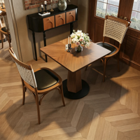 Ensemble de meubles de salle à manger vintage pour café commercial, table carrée en bois massif et chaises de salle à manger avec dossier en rotin pour restaurant, bistrot, café