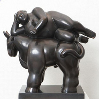 Statue en bronze Fernando Botero d'une grosse femme couchée sur un cheval