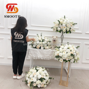 Centro de Mesa de Boda Clásico y Elegante con Bola de Flores de 50 cm, Rosas Artificiales de Seda en Verde y Blanco - Product Image 1