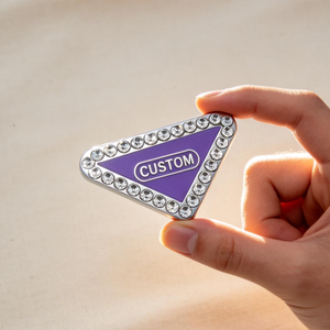 Çanta, Ayakkabı, Giysi ve DIY Projeleri için Yapay Elmas Harfli Logo Üçgen Metal Etiket, Tasarımcı Metal Etiketi - Product Image 1