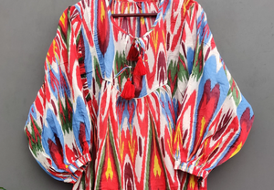 Robe portefeuille légère en coton faite à la main pour femmes magnifiquement imprimée vêtements de plage en blanc taille naturelle tissu tissé écologique - Product Image 1