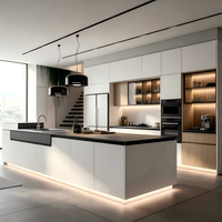 Cuisine moderne haut de gamme en contreplaqué blanc avec armoire, porte vitrée, évier, bande lumineuse, îlot et tiroirs intégrés, design modulaire