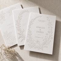 Carte d'invitation de mariage florale gaufrée à l'envers, papier tactile épais, gaufrage couronne de lauriers, rose, pivoine, noms personnalisés, impression de l'emplacement