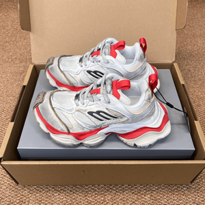 Zapatillas Deportivas Retro con Malla y Cordones Sintéticos, con Detalles Rojos Intensos para Hombre y Mujer - Product Image 1