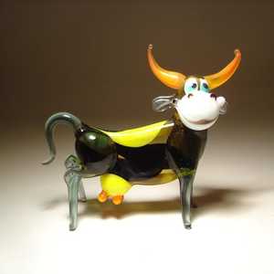 Figurine de vache en verre avec cornes orange et accents jaunes, design contemporain, pièce décorative de table - Product Image 5