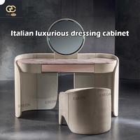 Élégant ensemble de coiffeuse en marbre rose italien luxueux, équipé d'un miroir sur pied et d'un tabouret, ensemble de chambre à coucher