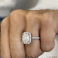 Bague de fiançailles en or massif 14 carats avec diamant de laboratoire 3,15 carats de poids total, taille émeraude VVS1 D-E, pierres latérales rondes baguette, bijoux fins