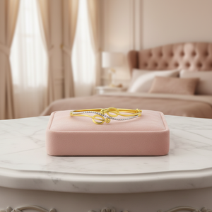 Bracelet élégant bicolore or pour femmes avec un design moderne inspiré des boucles et des coquillages par Kinnova Jewels, élégant et léger - Product Image 3