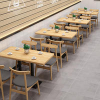 Ensemble de meubles pour restaurant et café : banquette en cuir, canapé, tables et chaises de salle à manger