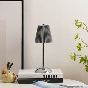 现代褶皱式可充电 LED 台灯，带触摸调光功能，适用于餐桌、卧室、床头、餐厅装饰照明 - Product Image 4