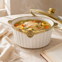 Soupière en céramique blanche cannelée avec couvercle en verre orné d'un médaillon doré, bol de service