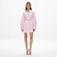 Nouvelle Robe Mini Plissée Rose Pâle à Col Chemise, Manches Longues Bouffantes, Ceinture et Boutons sur les Poignets, Coupe Évasée, Personnalisable, Vente en Gros pour Femmes