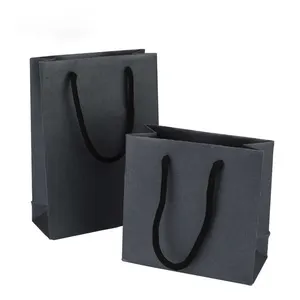 Pabrik multifungsi tas kertas warna hitam kustom dengan pegangan tas hadiah belanja untuk sepatu kemasan kain cetak logo Anda