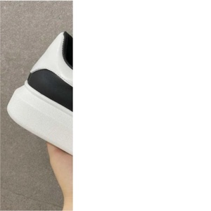 Baskets plateforme noires et blanches, chaussures décontractées en cuir à semelle épaisse pour hommes/femmes, chaussures de skate classiques contrastées noir et blanc - Product Image 1