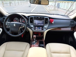 <span class=keywords><strong>Toyota</strong></span> Crown d'occasion <span class=keywords><strong>2015</strong></span>, très appréciée, berline de luxe <span class=keywords><strong>4</strong></span> portes, 5 places, Euro VI, essence, automatique, cuir, écran tactile gauche, toit ouvrant LED - Product Image 5