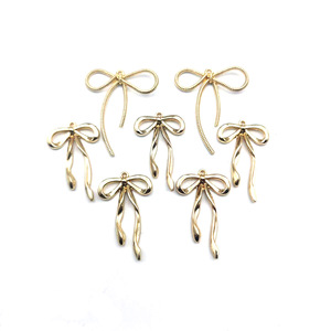 Dijes de lazo de aleación de zinc 36x44mm 24x40mm color oro, accesorio DIY para joyería, colgante, llavero, cadena para suéter, patrón tótem, unisex - Product Image 1