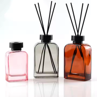 Diffuseur de parfum personnalisé 200 ml en verre de luxe en forme de bouteille avec estampage doré et bouchon à vis sérigraphié