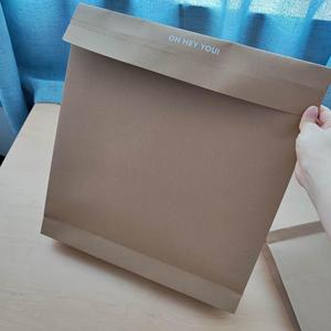 Pochette d'expédition plate en papier kraft marron avec logo personnalisé et bande adhésive double face pour emballage cadeau et vêtements - Product Image 2