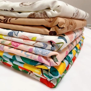 Tissu en coton personnalisé imprimé écologiquement avec des motifs floraux de lapins pour les vêtements des filles, des enfants et des bébés - Culottes, robes, jupes, chemisiers, sacs, rideaux - Product Image 1