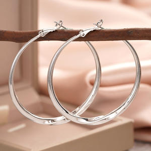 E4494 Orecchini a Cerchio in Oro Bianco Classici Unisex per Uso Quotidiano Gioielli Raffinati - Product Image 4